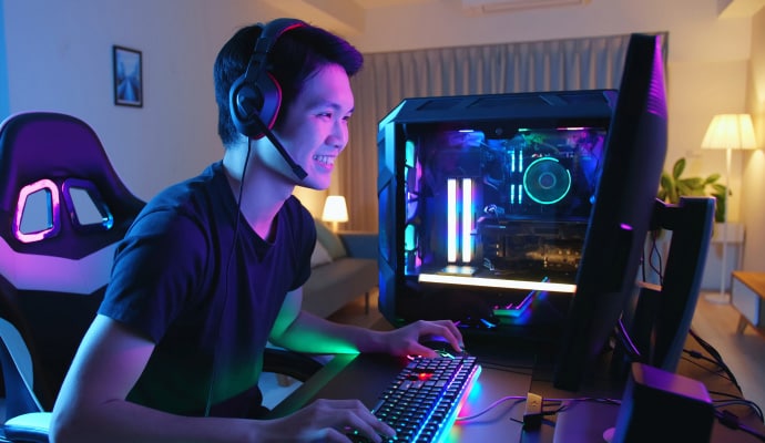ノートン 360 for Gamers を起動しているパソコンを操作する男性