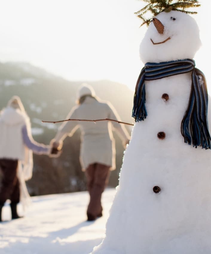 雪の中で遊ぶ家族は、慈善詐欺のせいで休日の楽しさを台無しにしてはいけません。