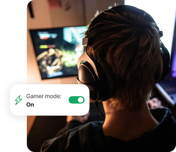 ノートン 360 for Gamers を使用してパソコンでゲームをする男の子。
